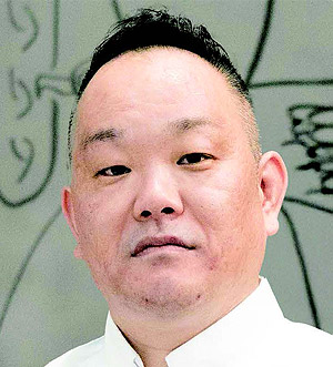 割田 健一氏